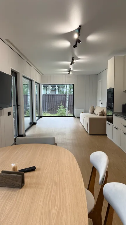 Панорамный дом в окружении леса с сауной