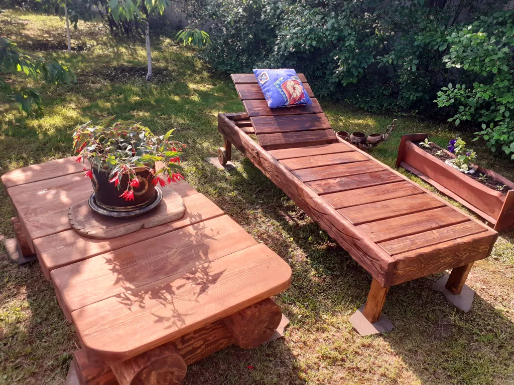 Уютный гостевой дом из бревна с видом на сад