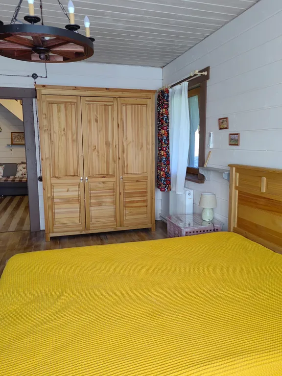 Красивый дом с камином на берегу живописной реки