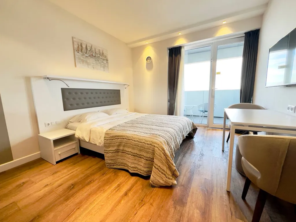 Alliance Palace, вид на старый город, море и горы