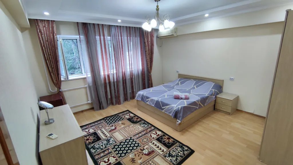 Четырехкомнатная квартира в центре Бишкека