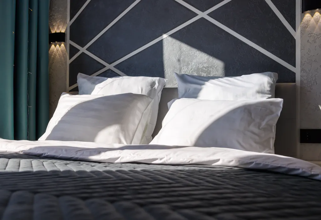 Уютная кино-студия с проектором и большой ванной