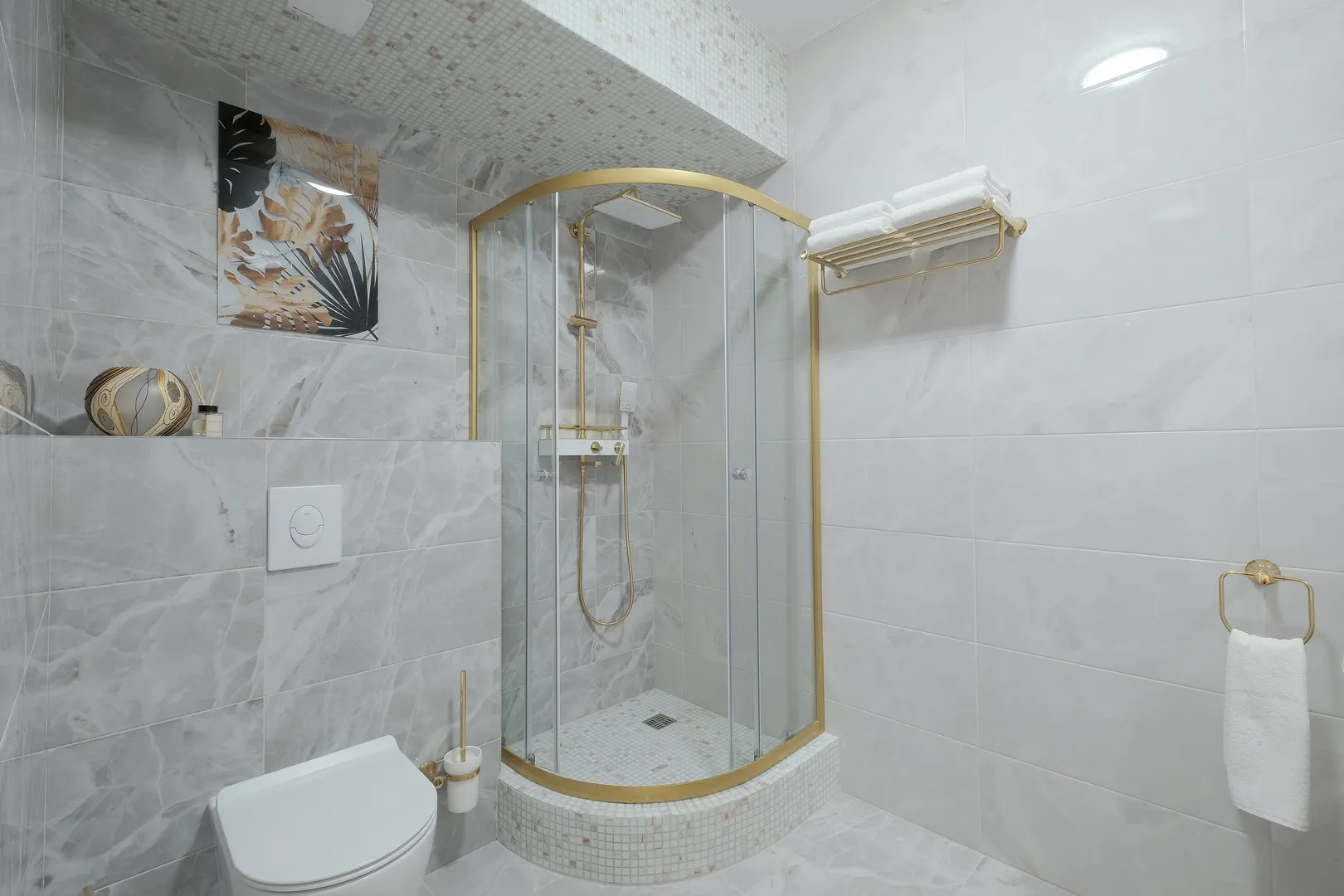 Ванная комната, душевая кабина, тропический душ, полотенца