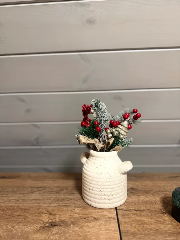 Деревянный дом шале на берегу озера и выходом на реку Кубань