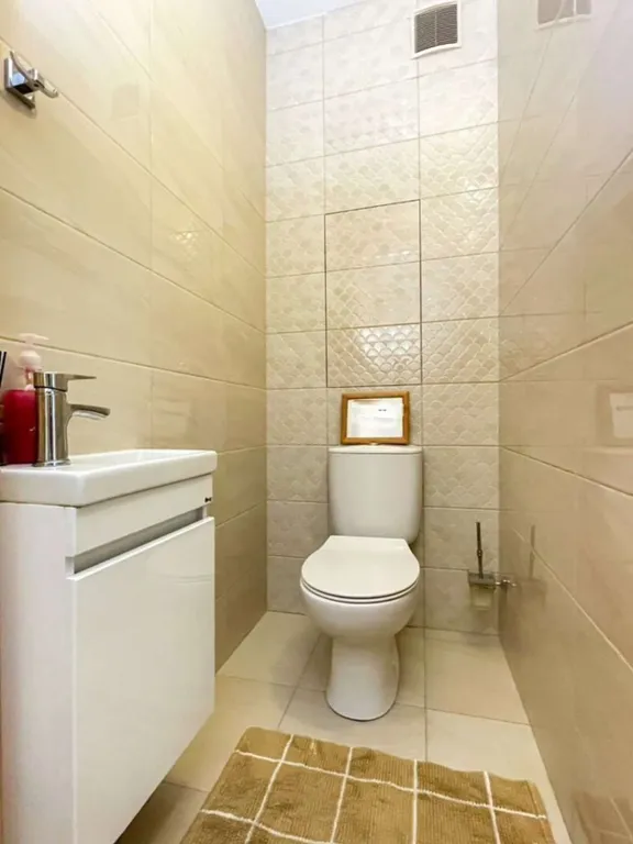 Квaртиpa с хоpoшим peмoнтoм c тpемя изолировaнными комнатaми