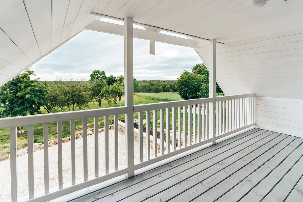 Малая Усадьба на холме