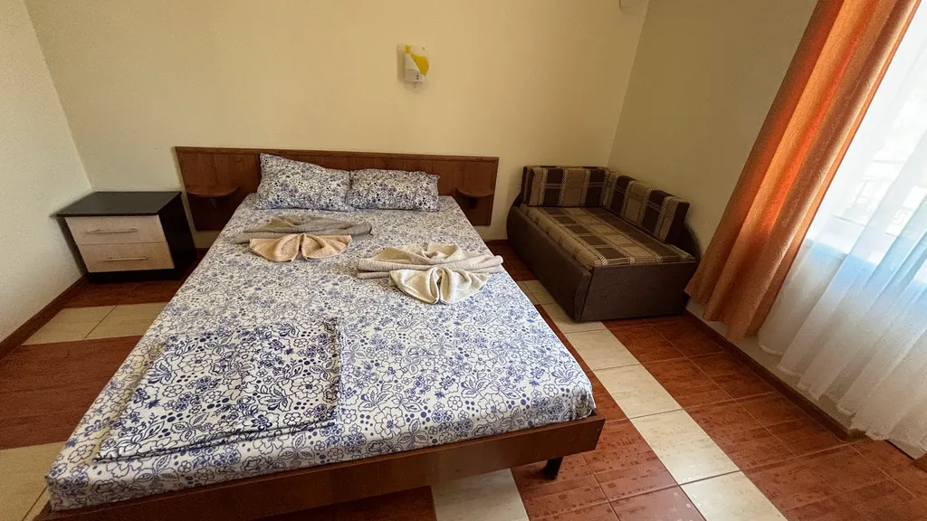 №13 Трёхместный номер с балконом с видом на парковку.