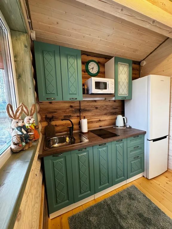 Дом с верандой из бревна у озера