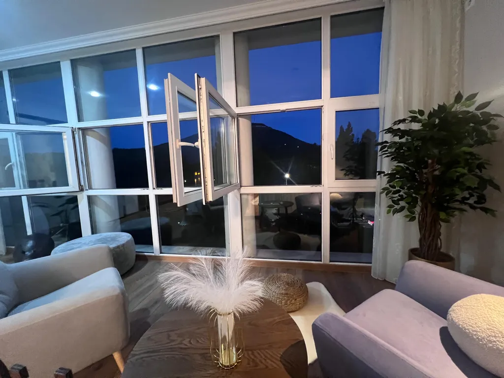 Стильная двухкомнатная квартира с видом на Машук