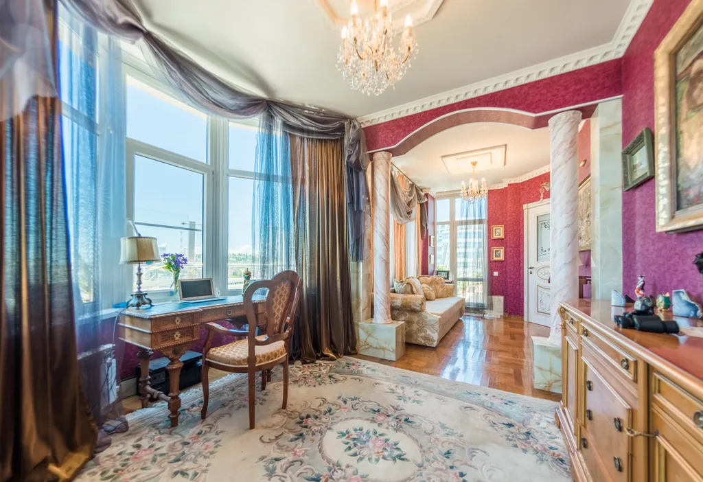 Пентхаус с бассейном и видом на море