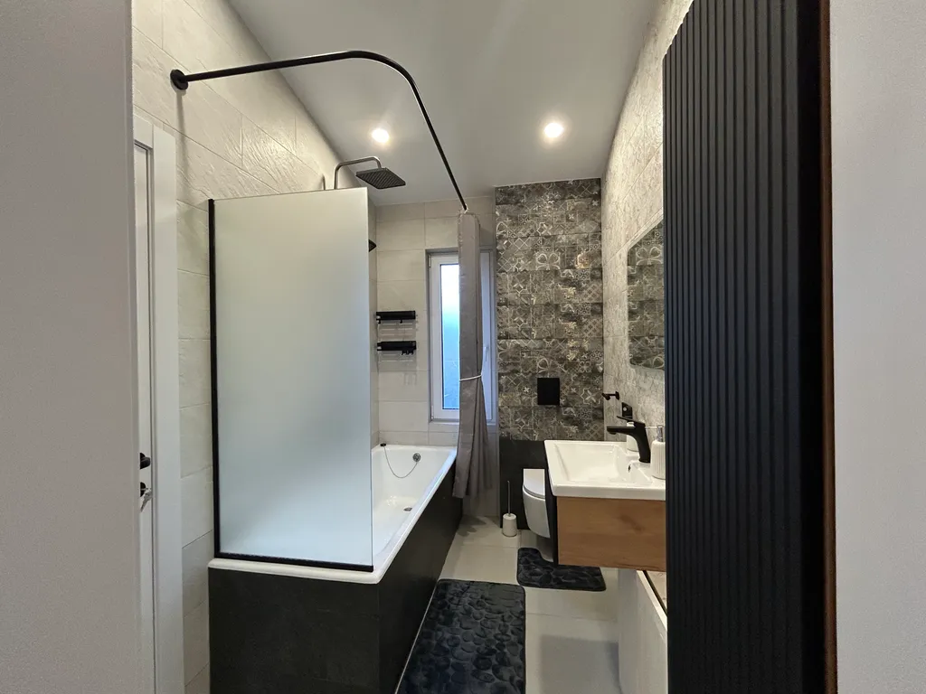 Загородный дом с большой террасой, кострищем и лесом