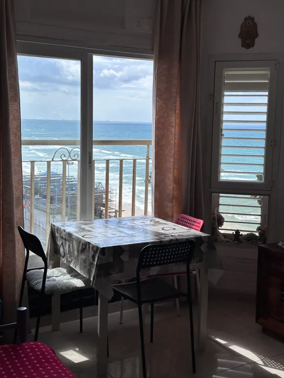 Красивая 2 комнатная квартира на первой линии моря с панорамным видом