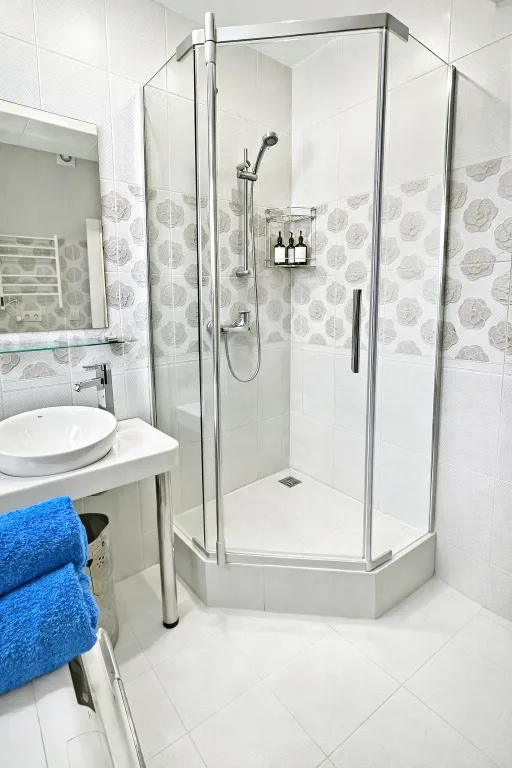 Угловая студия с цветами на берегу моря