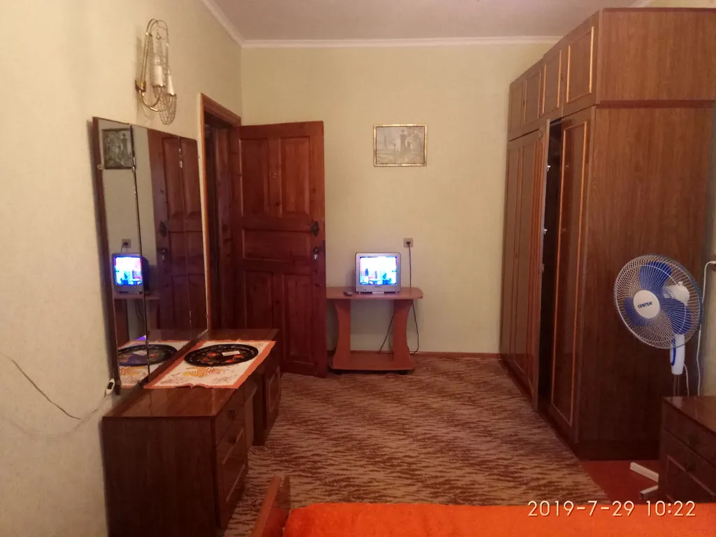 Светлая комната с видом на осенний сад