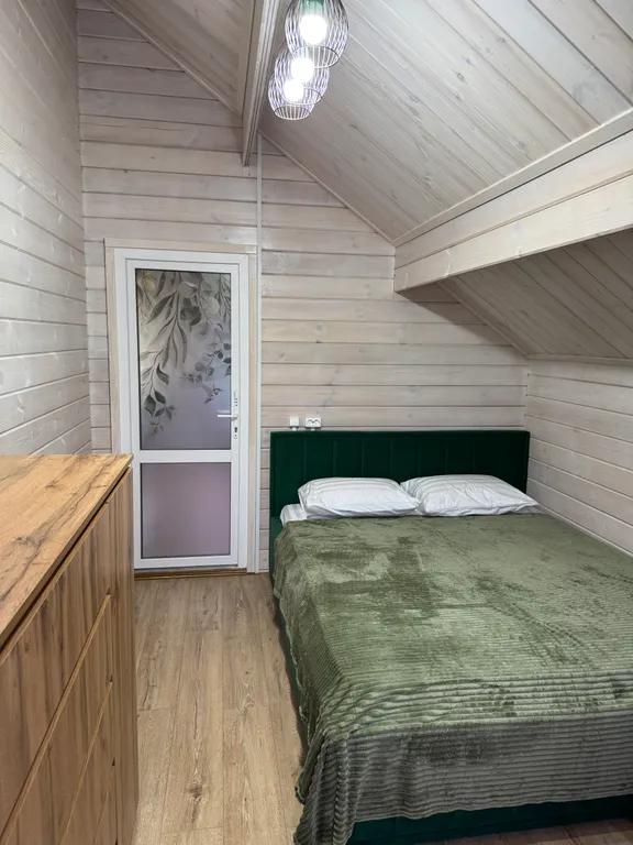 Уютный дом у реки