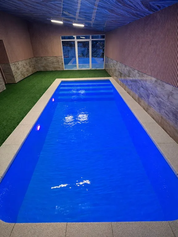 Дом с сауной и тёплым бассейном у пруда