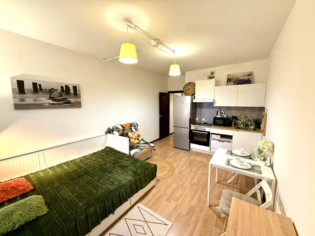 Студия для троих гостей