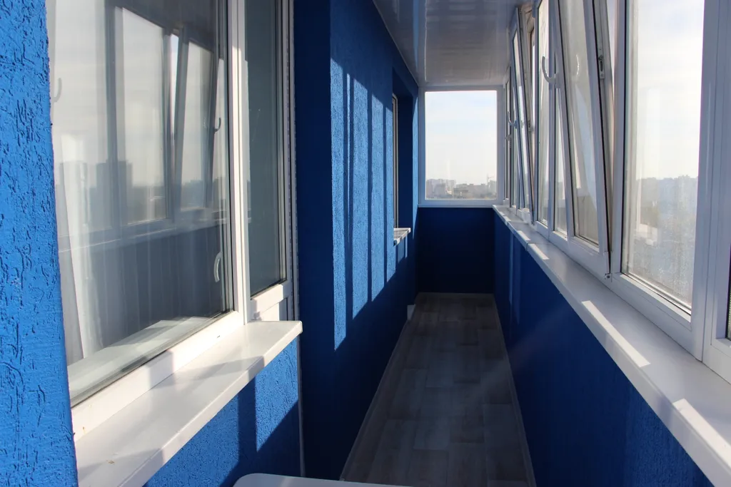 Просторная и комфортабельная евродвушка с балдахином над кроватью