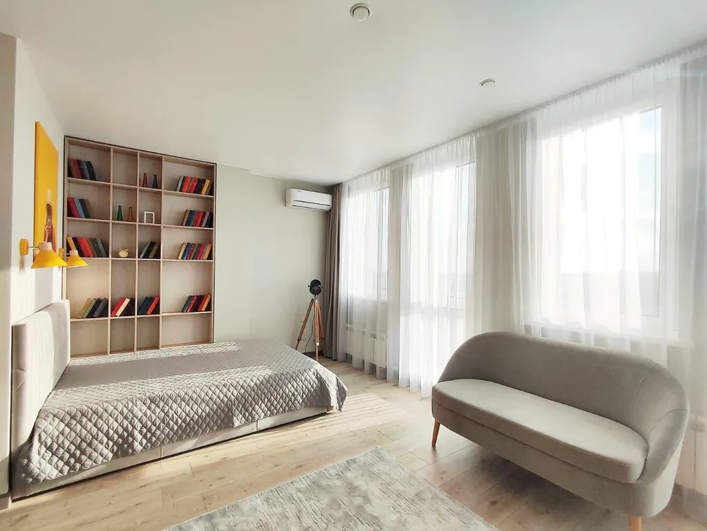 Студия с видом на город