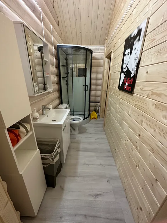 Уютный дом из кедра на берегу реки Волга