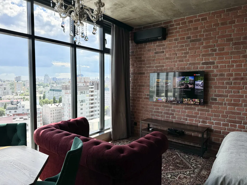 Дизайн-студия с видом на город