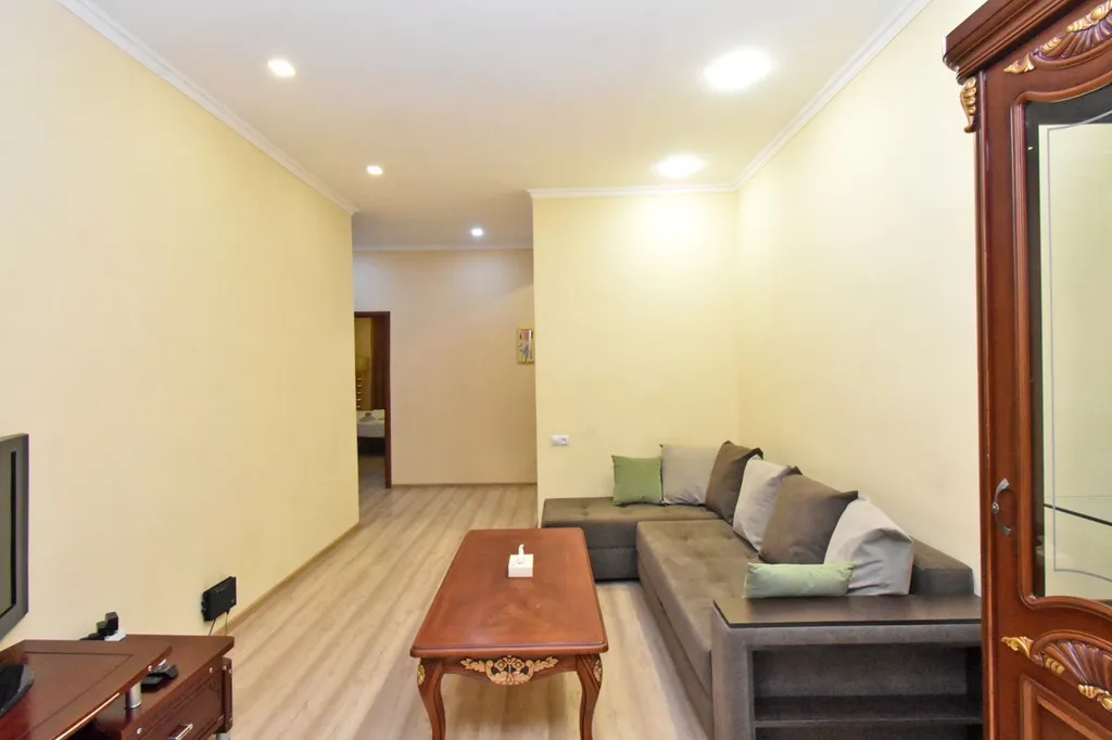 Двухкомнатная светлая квартира с высокими потолками в центре города