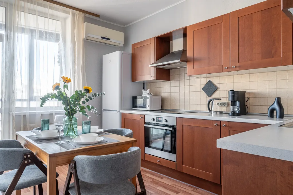 Не в отеле, а в квартире