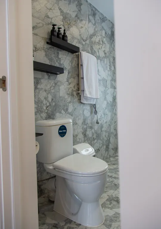 Большой дом с видом на озеро, 3 спальнями, сауной и детской площадкой