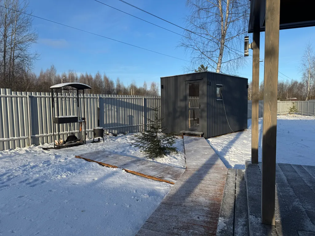 Уютный, небольшой сканди домик у леса