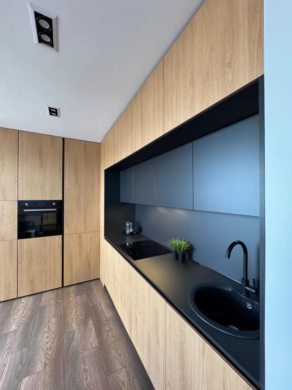 Стильная двухуровневая студия с захватывающим видом на город