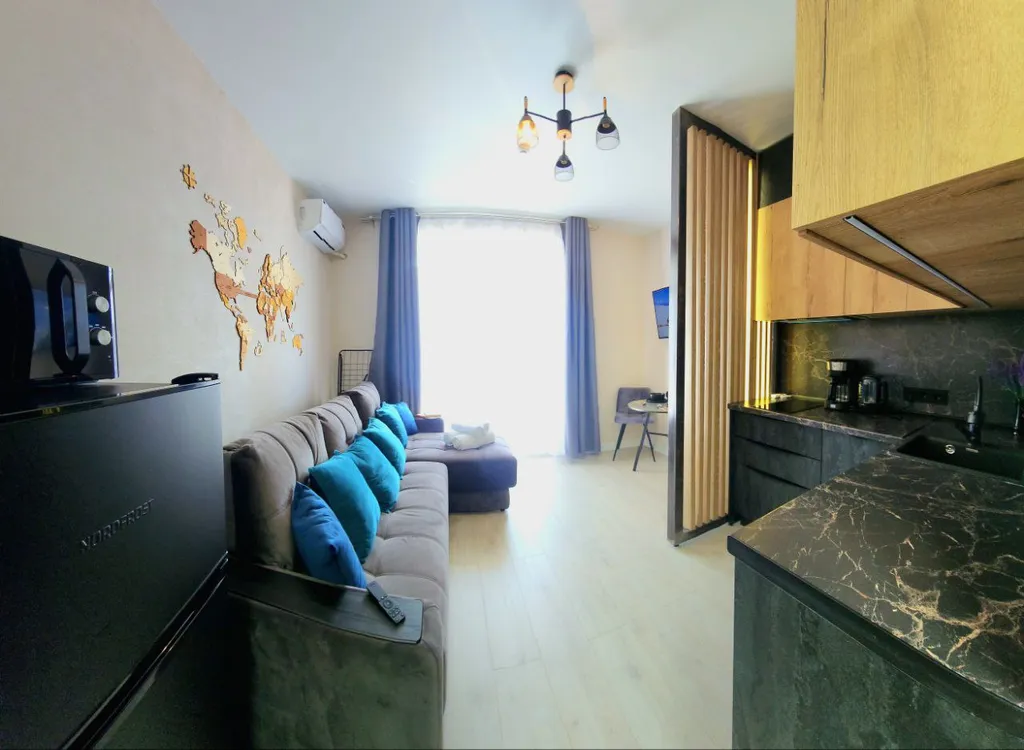 Шикарная студия с видом на бассейн