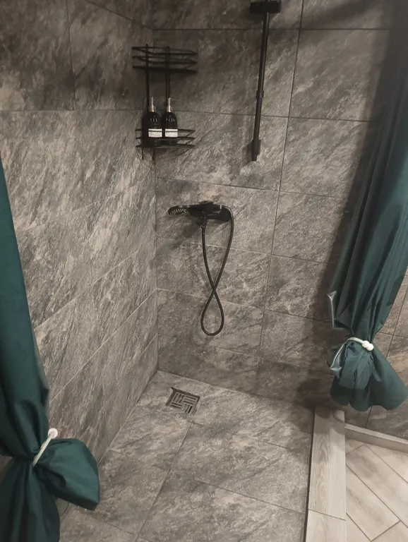 А-фрейм в лесу с баней из бревна липы и горячий чан