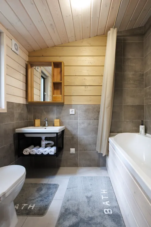 Красивый дом в ёлках