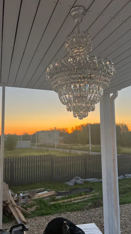 Grey House с дикими зайцами