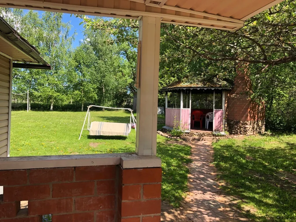 Коттедж Уютный коттедж с камином, баней и детской площадкой с батутом у озера — Завирье