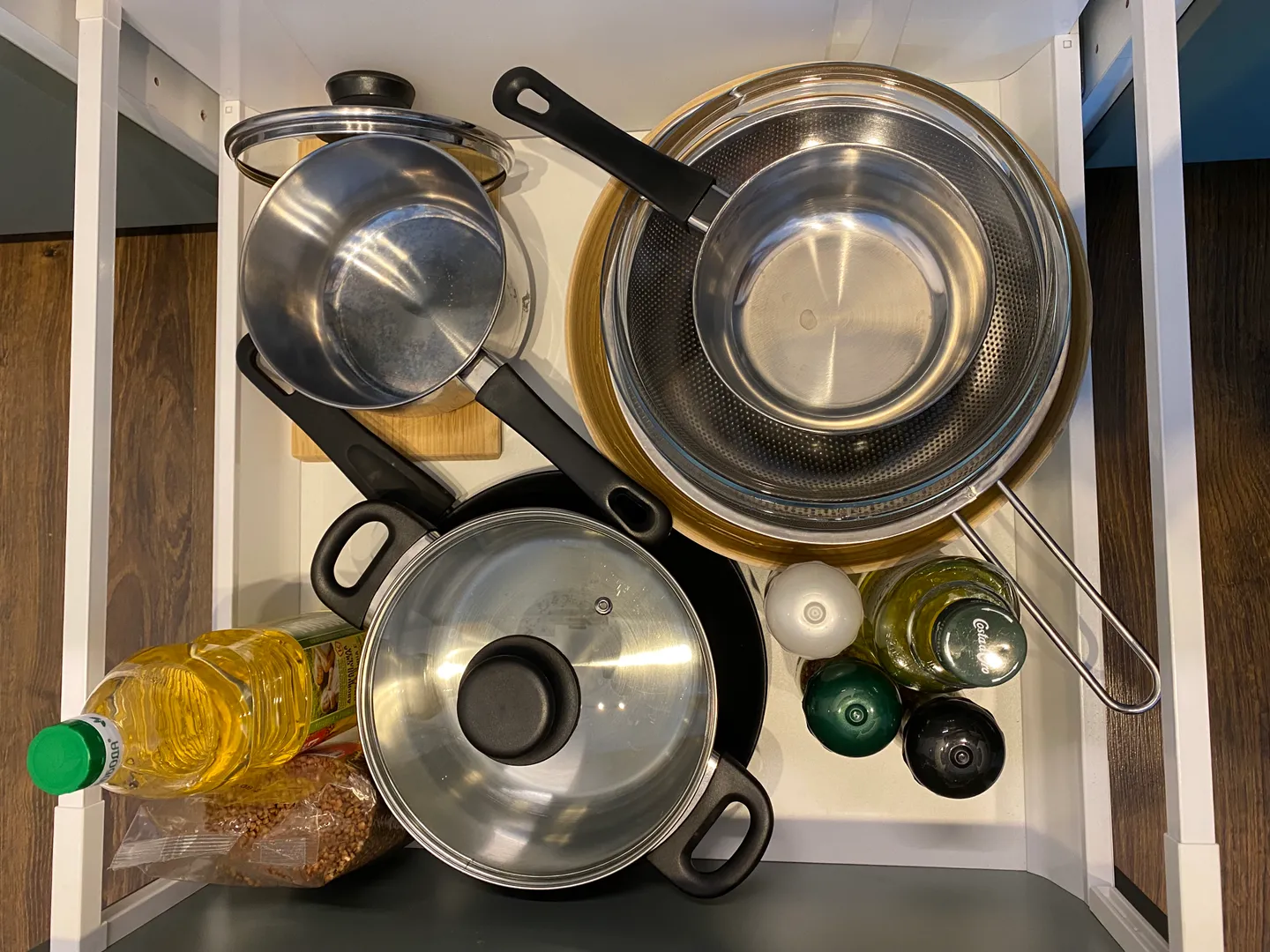 Всё необходимое есть на кухне: соль, перец масло, кастрюли и сковородки