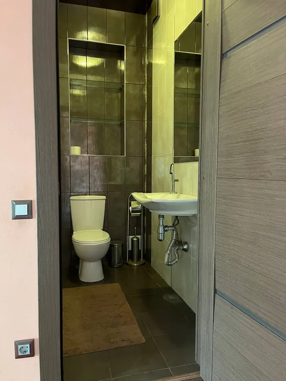 Коттедж и деревянная баня с большой комнатой отдыха