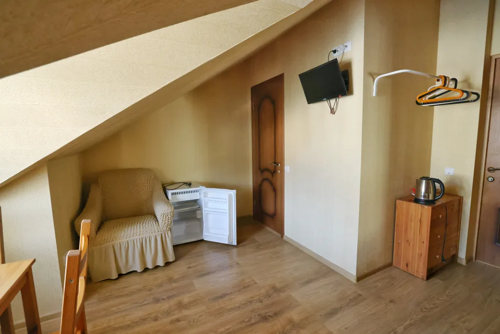 Двухместный номер с доп. местом без балкона с видом на горы