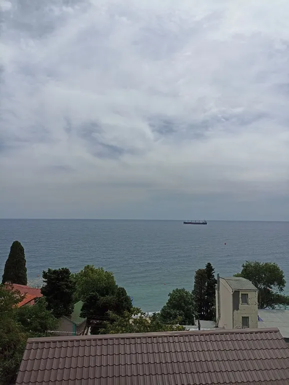 Трехместный номер с 2  кроватями и диваном. Стандарт с видом на море.