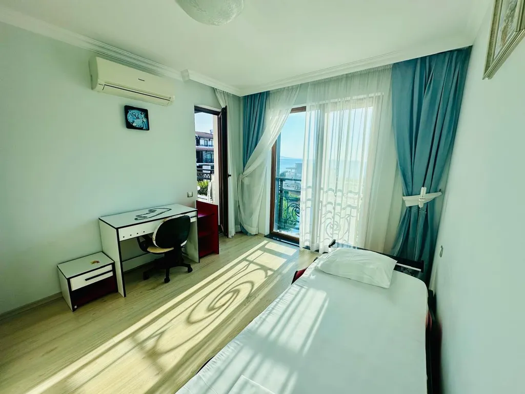 Трёхкомнатная квартира у пляжа, вид на море из всех комнат, два бассейна