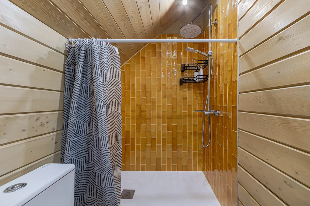 Дом у озера с чаном