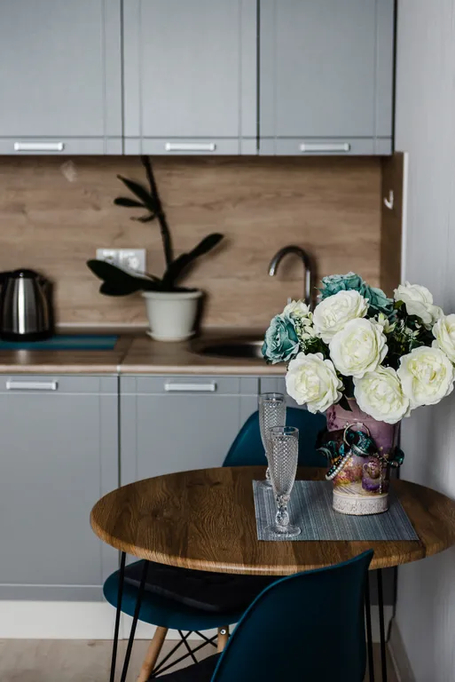 Новая просторная дизайнерская квартира-студия с высокими потолками