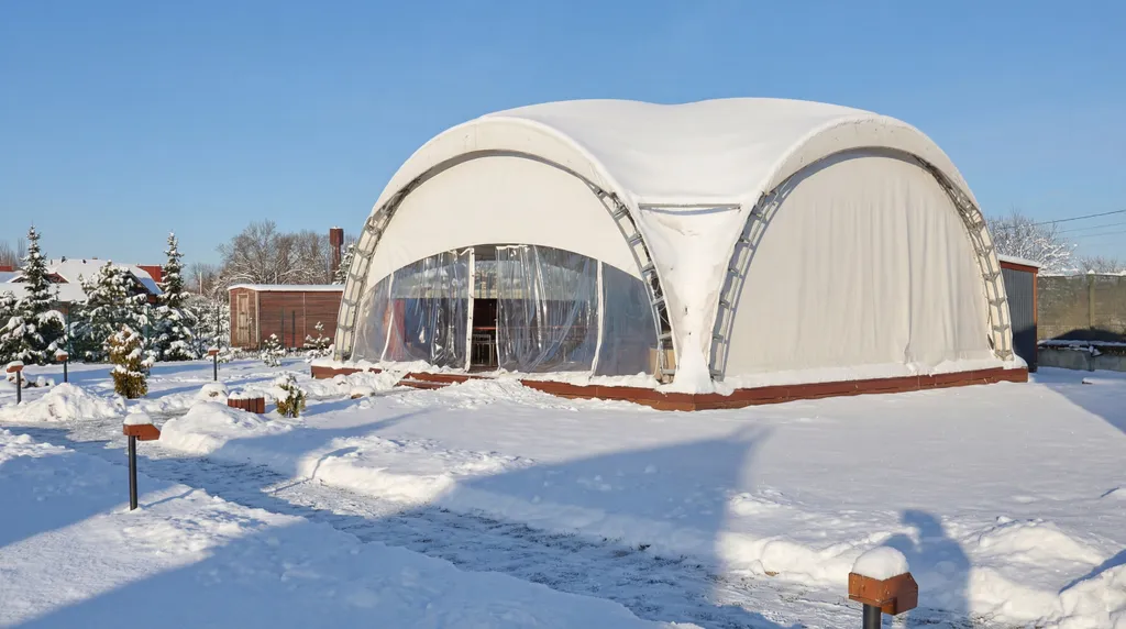 Современный двухэтажный дом из натурального дерева, с большими окнами