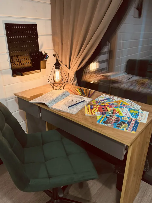 Дом у реки в сосновом лесу