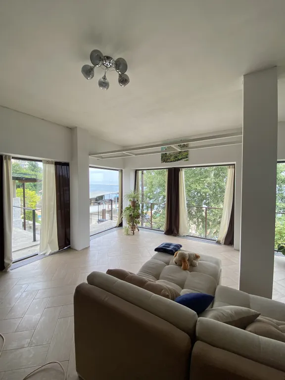 Большая студия с видом на море с панорамными окнами