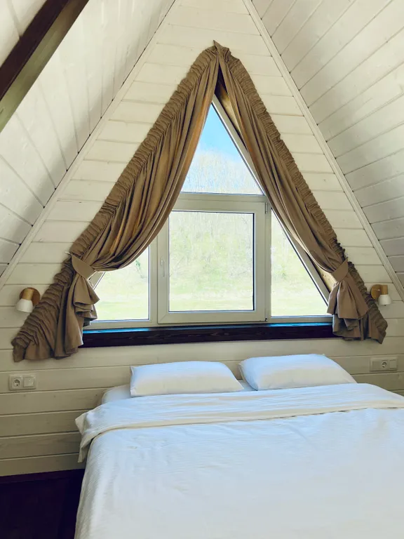 Афрейм с видом на лес рядом с горной рекой