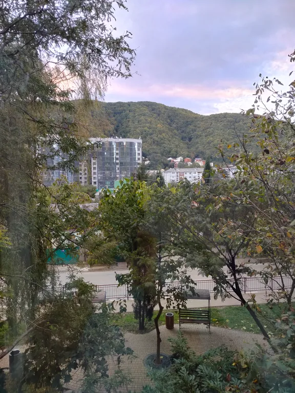 Большая уютная квартира со всеми удобствами с видом на горы и парк — аренда посуточно в Небуг