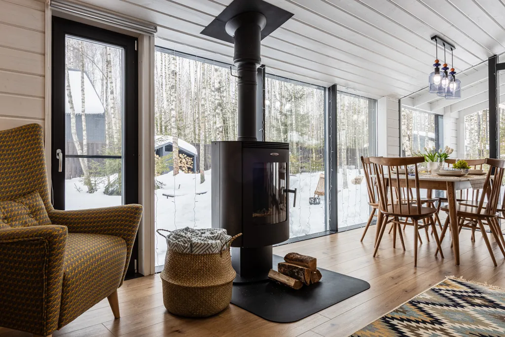 Новый панорамный дом с лесом на участке