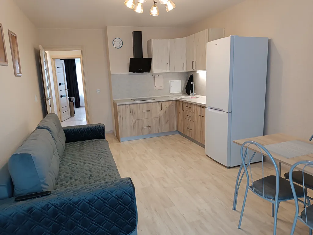 Новая квартира с видом на бухту, Маркхотскийй хребет и гору Колдун