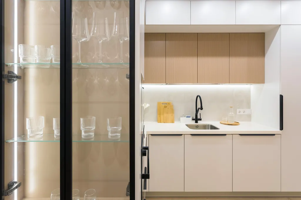 Современная трешка с видом на озеро и каминным залом